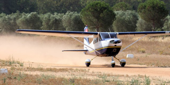 Cessna 10 su ghiaia